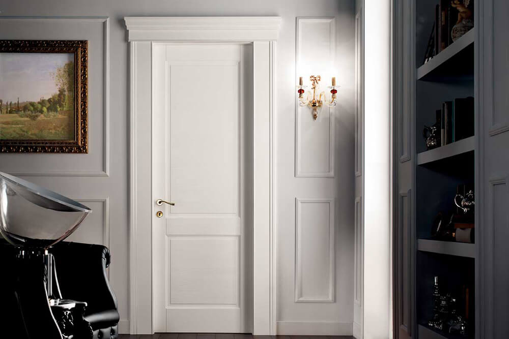 Белая эмалированная дверь комнаты