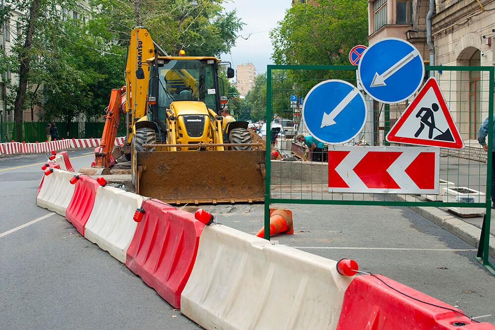 Дорожные барьеры на ремонтном участке дороги