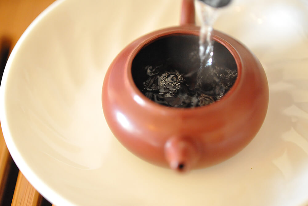 Заваривание чая в глиняном чайнике