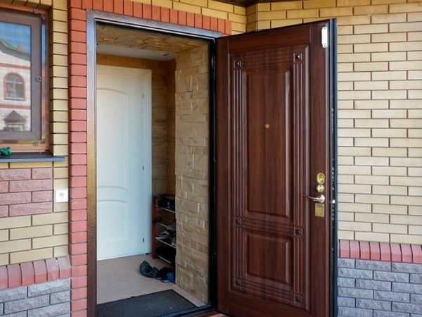 Какие наружные входные двери для частного дома лучше?